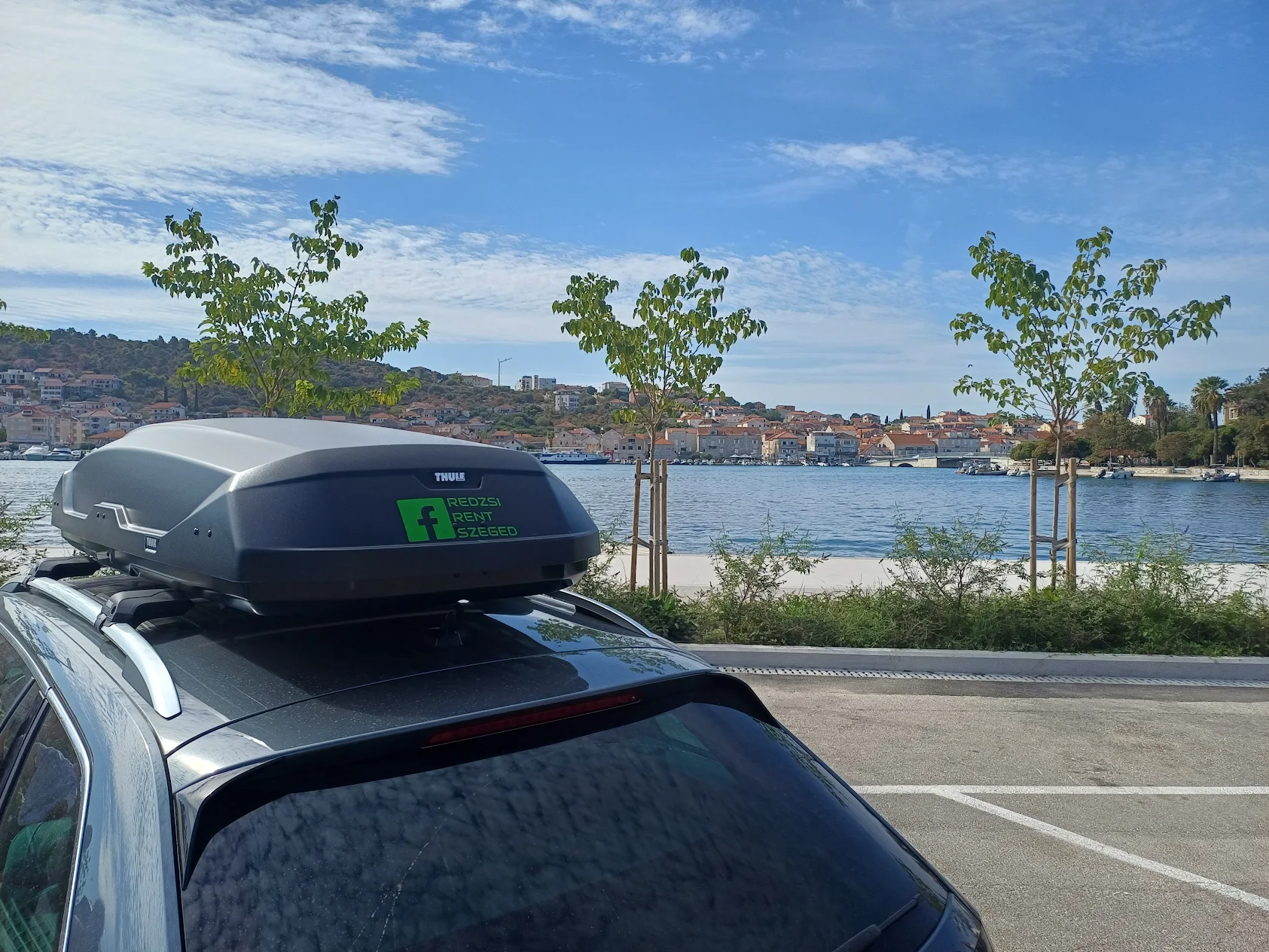 Thule tetőbox Redzsi Rent Szeged felirattal