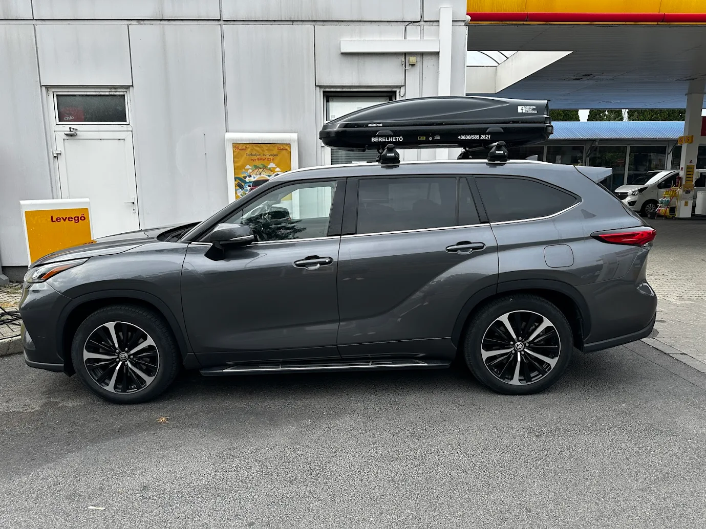 Tetőbox és bicikliszállító használat közben